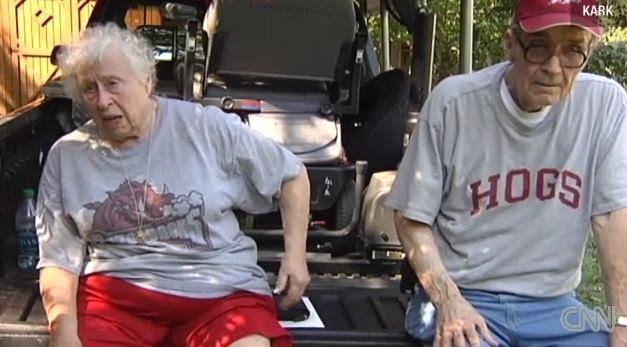 VIDEO. Aparitie bizara in timpul unui interviu. Jurnalistii, uluiti cand au vazut ce iese din padure