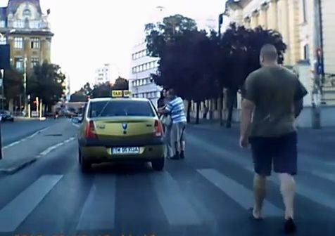 Legea strazii la Timisoara. Un taximetrist e luat la palme dupa ce loveste un pieton pe trecere