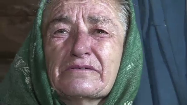 O femeie de 93 de ani isi duce piciorul amputat la primarie ca sa-si recupereze ajutorul financiar