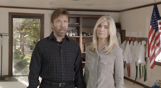 "Daca Obama va fi reales, urmeaza 1000 de ani de intuneric". Mesajul lui Chuck Norris catre SUA