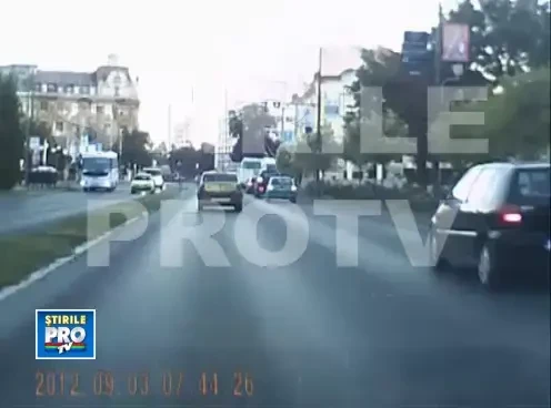 Un taximetrist loveste o femeie pe trecere si isi primeste pedeapsa de la un munte de om. VIDEO