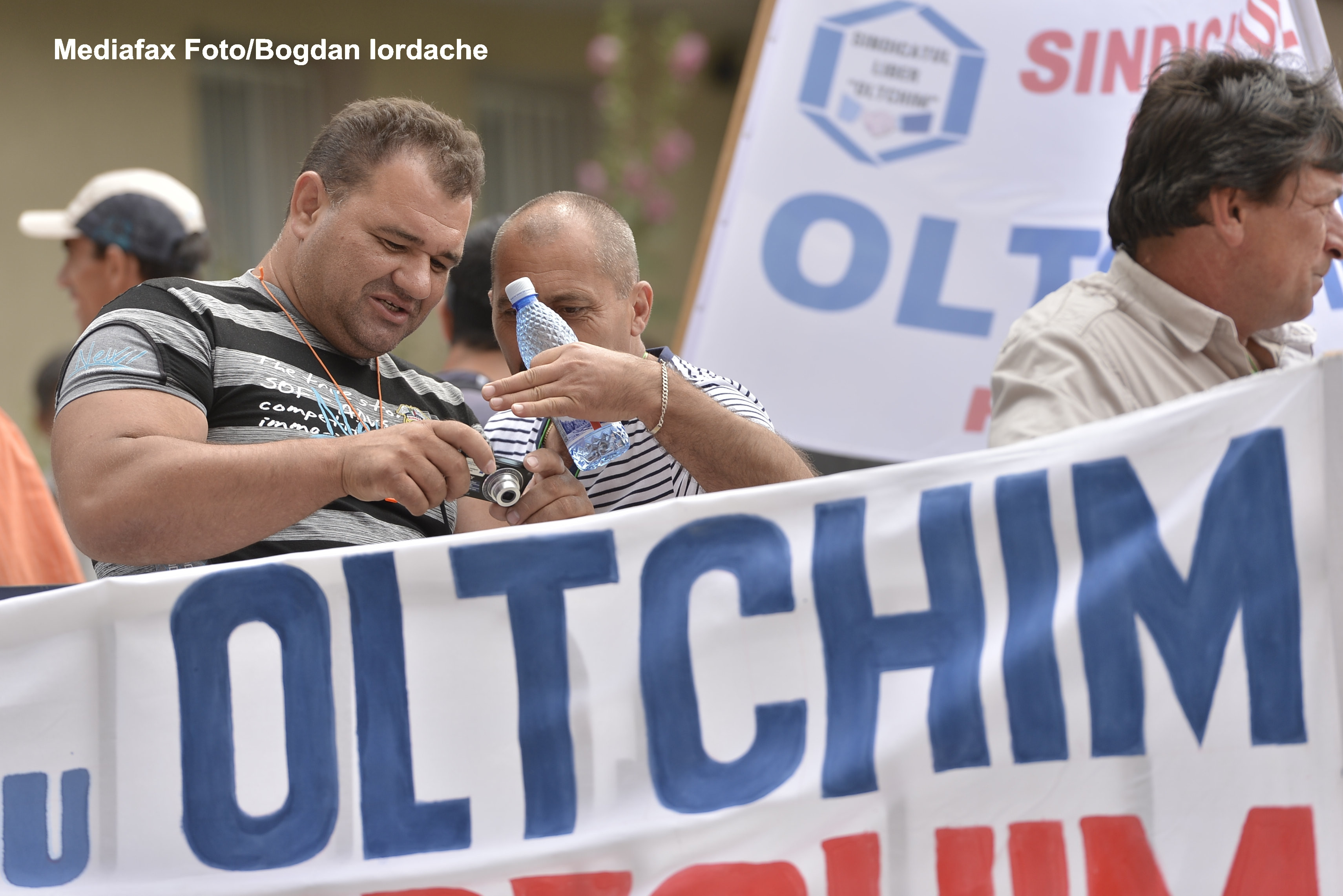 Scandalul Oltchim. Sute de angajati protesteaza ca nu si-au luat salariile. Directorul a demisionat