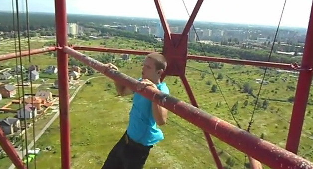 Omul care a socat Youtube-ul! Face tractiuni la peste 100 de metri inaltime fara plasa de siguranta! VIDEO