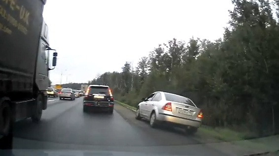 Uite ce pateste un COCALAR care depaseste coloana pe partea dreapta. Si-a facut-o cu mana lui! CLIPUL care razbuna nervii a mii de soferi