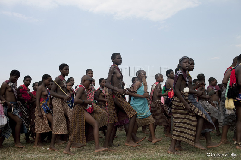 VIDEO. Parada virginelor topless.O traditie controversata intr-una din cele mai sarace tari africane