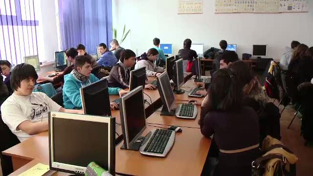 Finalul mitului "Facultatea e pentru toti". In 2013, Romania cauta si ospatari, frizeri sau cizmari