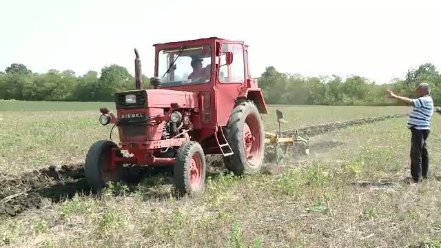 Un alt efect al secetei: ogoarele, tari ca asfaltul. Plugurile tractoarelor se rup in solul uscat