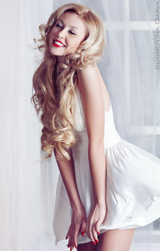 “Sunt un diavol in fusta”.Pozele postate online de o fata de 16 ani au infuriat-o pe mama ei celebra