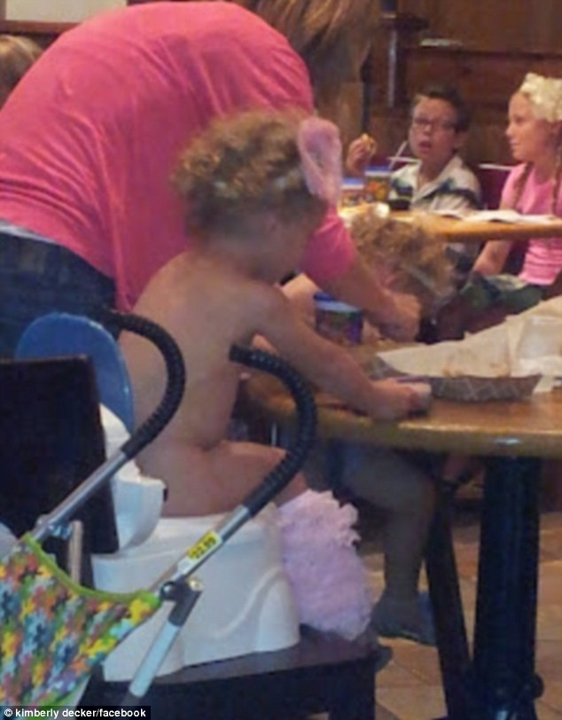 FOTO. Imaginea care le-a taiat pofta de mancare tuturor clientilor din restaurant. Ce face femeia