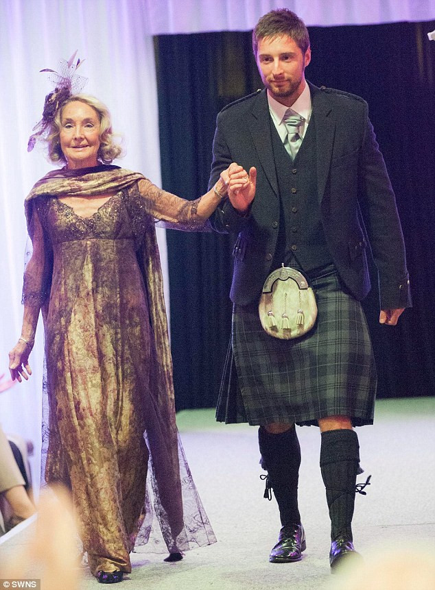 FOTO. Dovada ca frumusetea chiar nu are varsta. Continuarea acestei poze te va surprinde