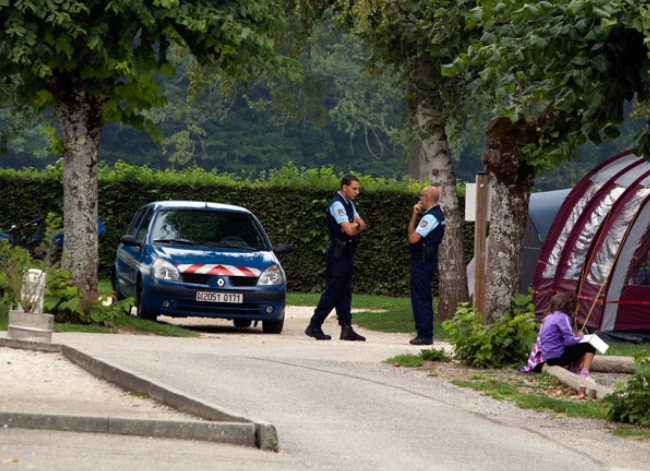 O fetita a scapat cu viata din asasinatul din Alpi. A stat ascunsa 8 ore sub cadavrul mamei sale