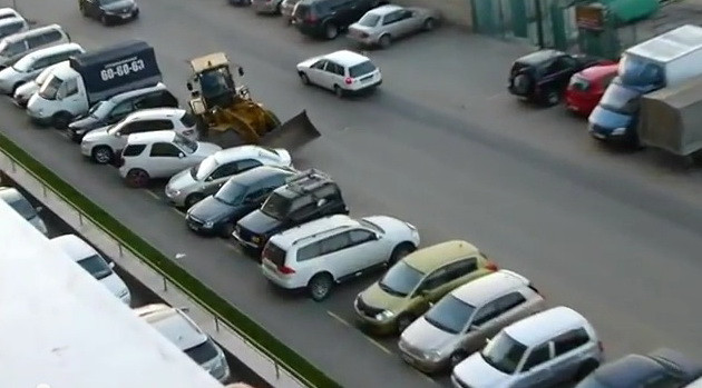FINALUL CLIPULUI ESTE HORROR: Cate masini a stricat un sofer beat la volanul unui buldozer! VIDEO