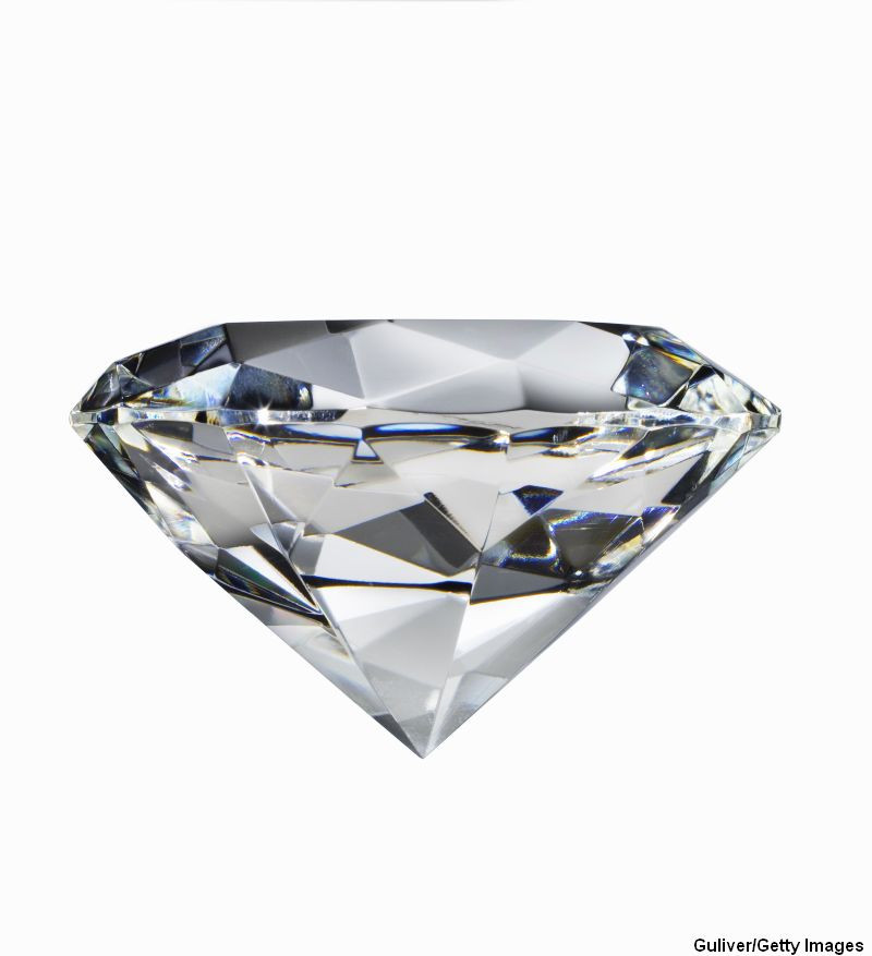 Un barbat a fost prins incercand sa fure un diamant de 11.000 de euro printr-o metoda inedita