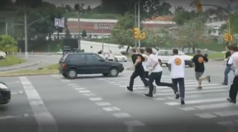 Clipul zilei. Cum este pus la respect un sofer care opreste la semafor pe trecerea de pietoni. VIDEO