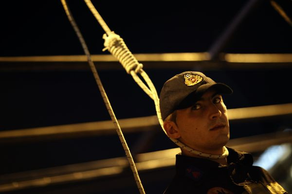 Protest simbolic in capitala Greciei. 3 barbati s-au "spanzurat" in fata a 2000 de oameni