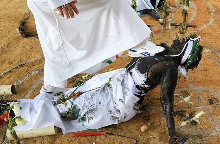 FOTO. Ritual barbar de exorcizare, folosit pentru vindecarea bolnavilor din Columbia