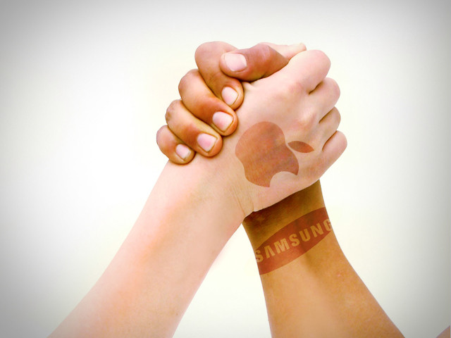 Apple incearca sa-si reduca dependenta de piesele furnizate de Samsung, principalul rival pe piata