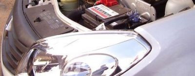 INCREDIBIL: Un sofer de Sandero a zis ca va CRAPA DE FRICA dupa ce a ridicat capota! Ce era acolo