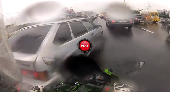 Ce poti sa patesti daca faci slalom printre masini cu MOTORUL! VIDEO