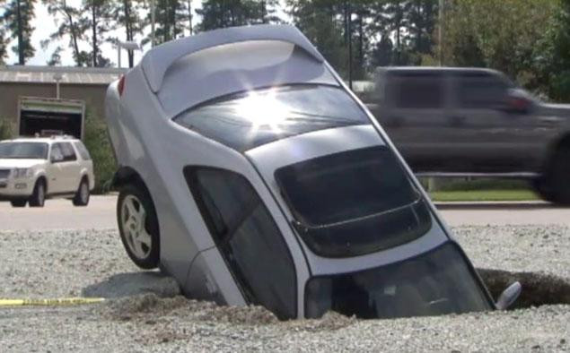 FOTO. Cosmarul oricarui sofer. Ce a patit un tanar care cauta un loc de parcare