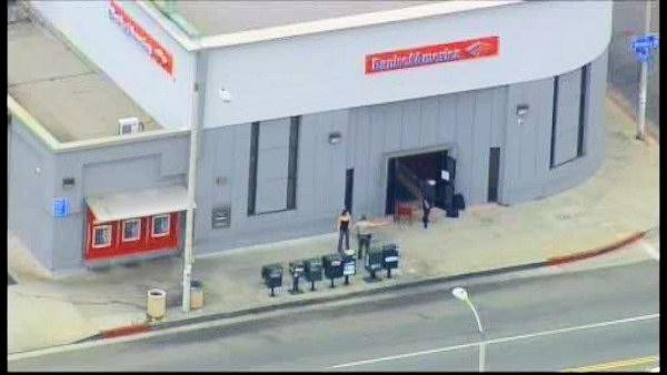 Ca la Hollywood: Un manager de banca a fost fortat de doua persoane sa isi jefuiasca propria banca