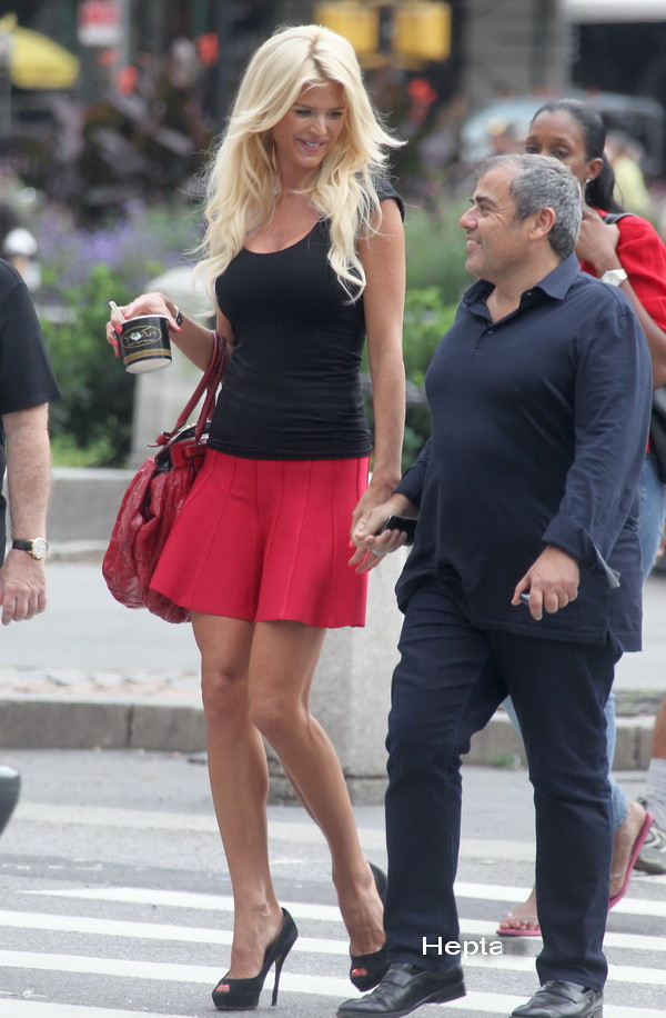 Ce cauta una dintre cele mai frumoase femei la bratul unui astfel de barbat. FOTO