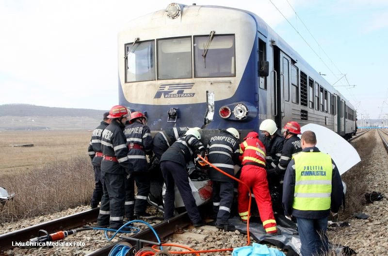 Grav accident in Harghita. Un mort si 2 raniti dupa ce un tren de persoane a lovit un camion