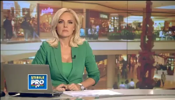 Isterie intr-un mall din Arad. Bucati mari din tavan s-au prabusit pe zeci de metri patrati