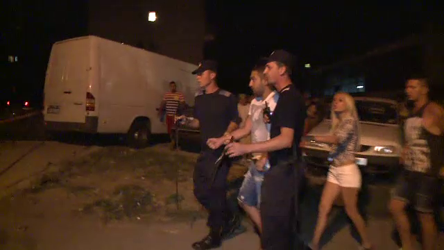 A doua seara cu impuscaturi in Capitala. Un barbat a iesit pe strada cu SABIA in fata politistilor