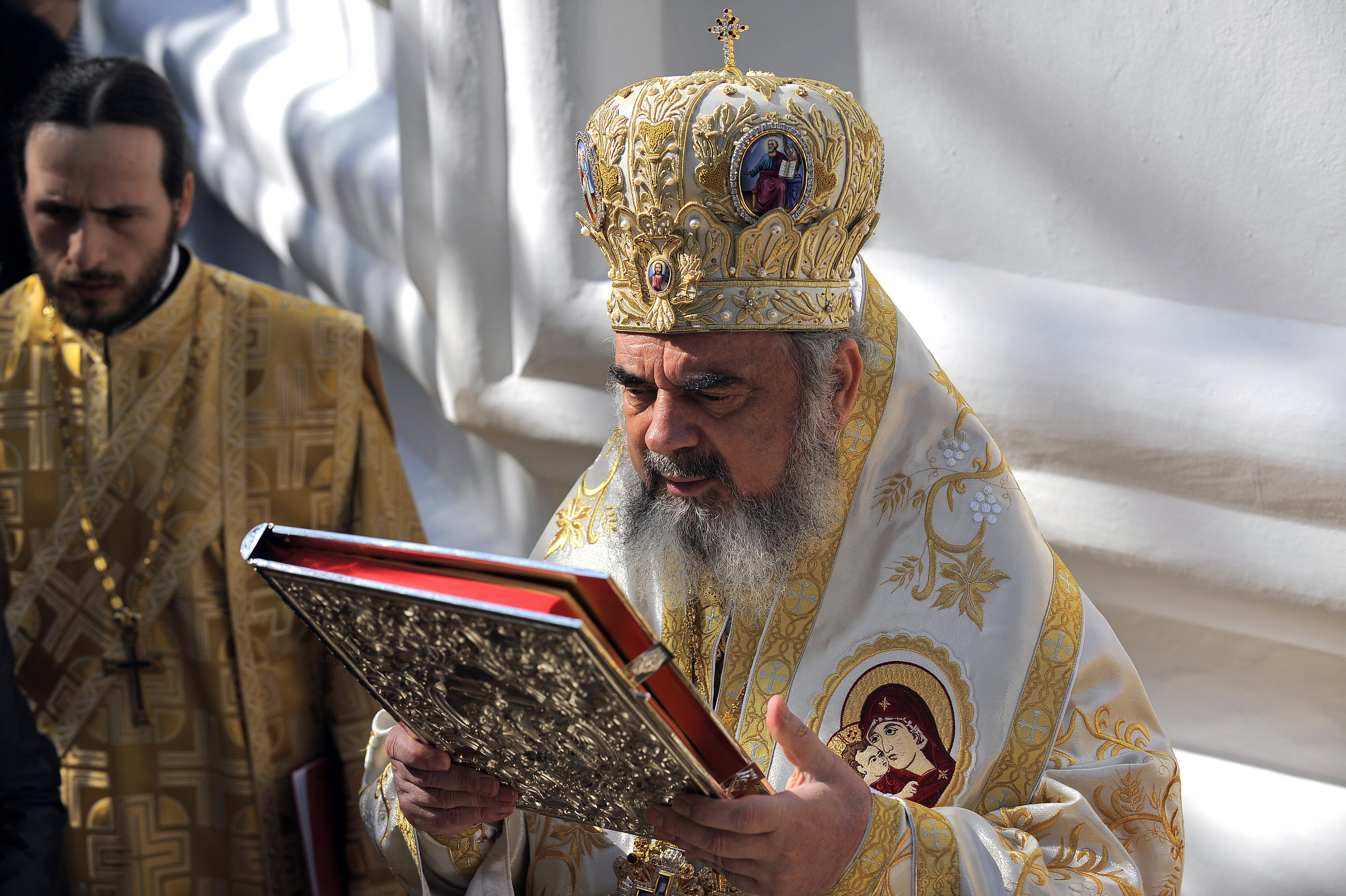 Patriarhul Daniel a oficiat slujba de Inaltarea Sfintei Cruci la manastirea Caraiman