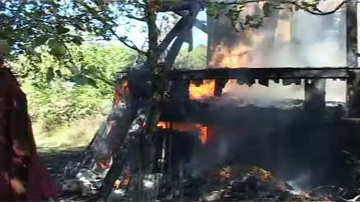 Incendiile mistuie padurile din Valcea. Din cauza conditiilor dure, pompierii intervin cu greu