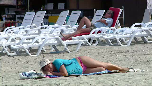 Pe litoral miroase a toamna. Zeci de mii de turisti au ramas dezamagiti de vreme si temperatura apei
