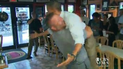 Primul american care a reusit o astfel de apropiere de Barack Obama, in prezenta garzilor de corp