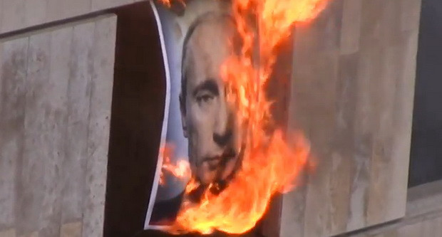 Portretul lui PUTIN in FLACARI: Ultima nebunie marca Pussy Riot! VIDEO