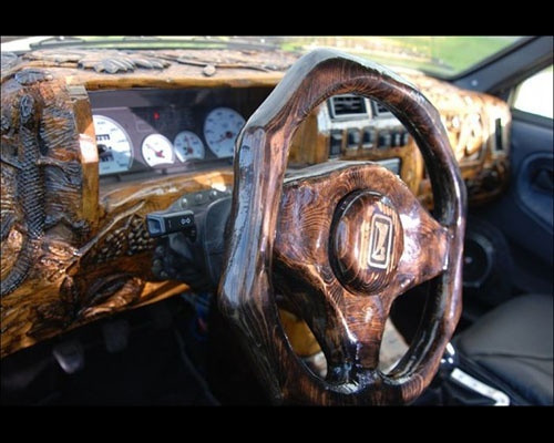 Omu' e Nebun! Ca sa faci asa ceva trebuie sa nu fii pe "craca ta". Uite cum a ajuns sa arate interiorul unei masini dupa "modificari majore"