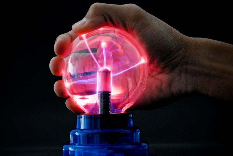 Nikola Tesla, inventatorul excentric care spunea ca poate desparti Pamantul in doua