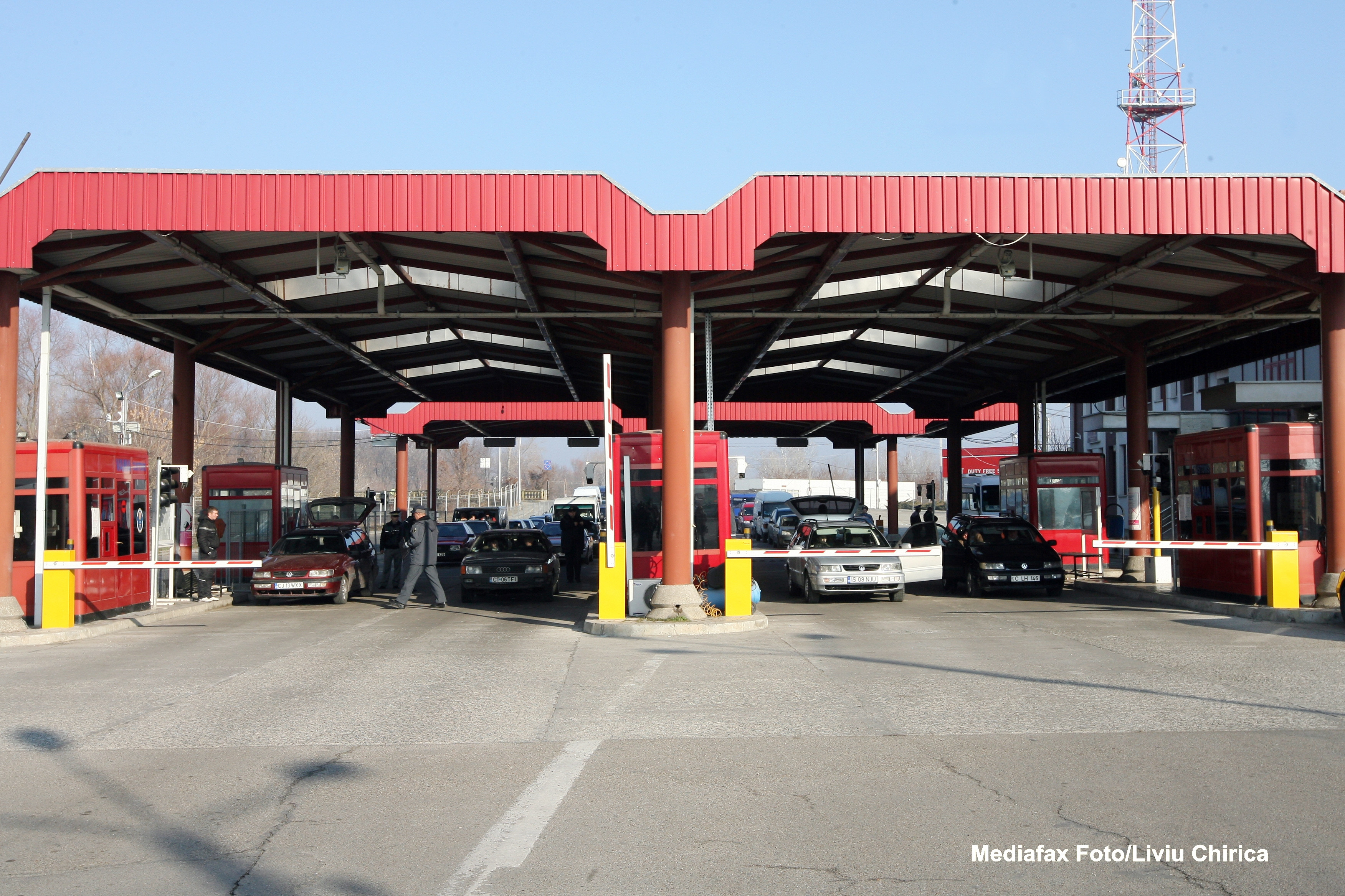 Cum a incercat o romanca sa-si scoata ilegal copilul din tara. Politistii de frontiera l-au gasit