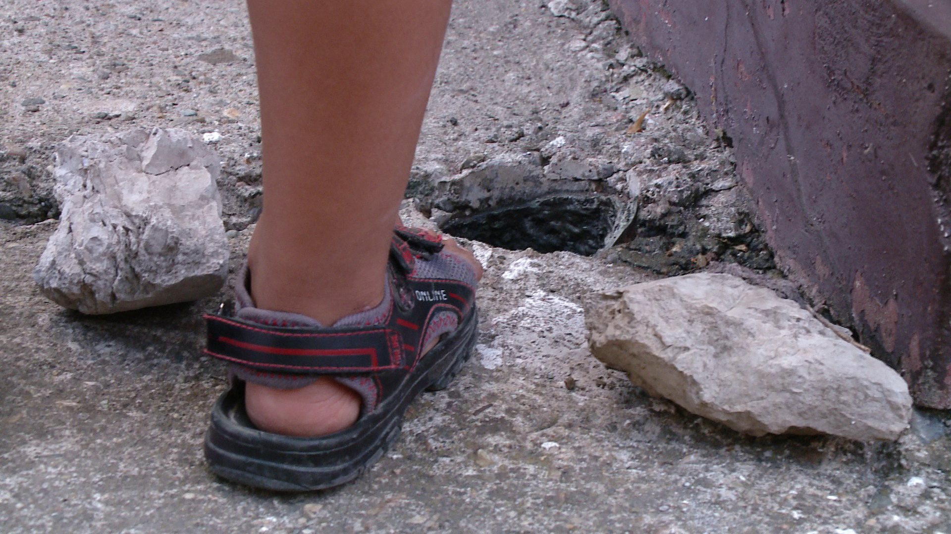 Pompierii au fost solicitati sa scoata piciorul unui copil blocat intr-o teava de scurgere