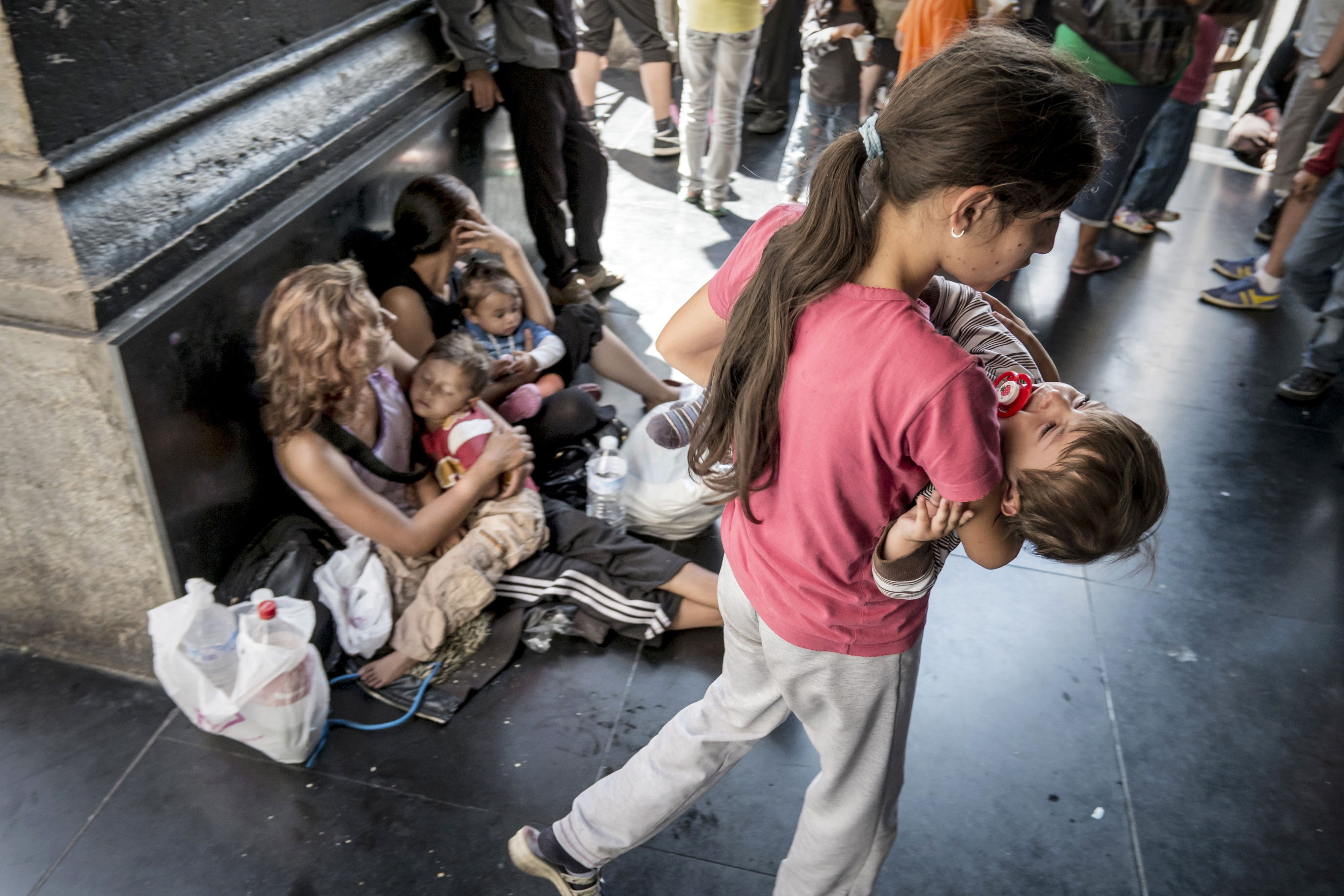 "Este rasism, xenofobie si stigmatizare". Cazul unui bebelus rom care a nascut revolta in Franta