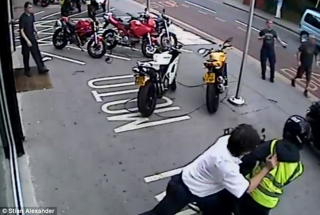 Au vrut sa FURE 2 Ducati 1199 Panigale dar s-au facut DE RAS: cel mai prost planuit jaf! VIDEO