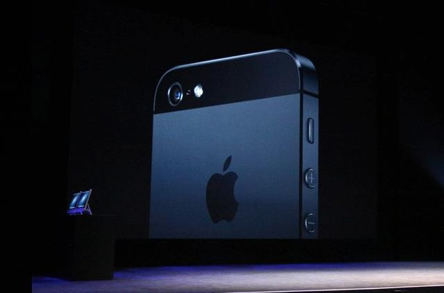 Primele imagini cu noul telefon de la Apple! VIDEO