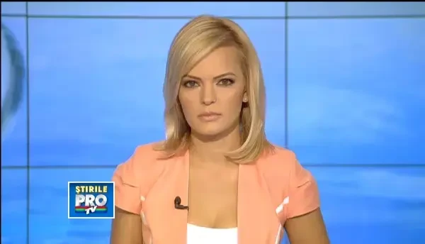 Un copac inalt de cativa metri s-a rupt in doua si s-a prabusit peste o masina