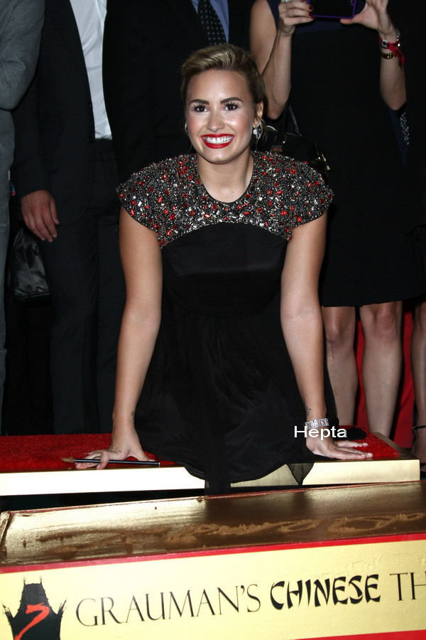 Momentul de mandrie al vedetei, umbrit de pozitia in care a stat. Toate tabloidele au preluat poza