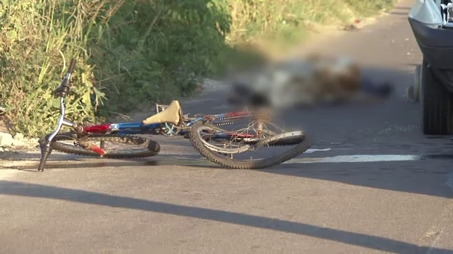 Spulberate ca niste popice de pe marginea drumului. Doua femei au murit lovite de o autoutilitara