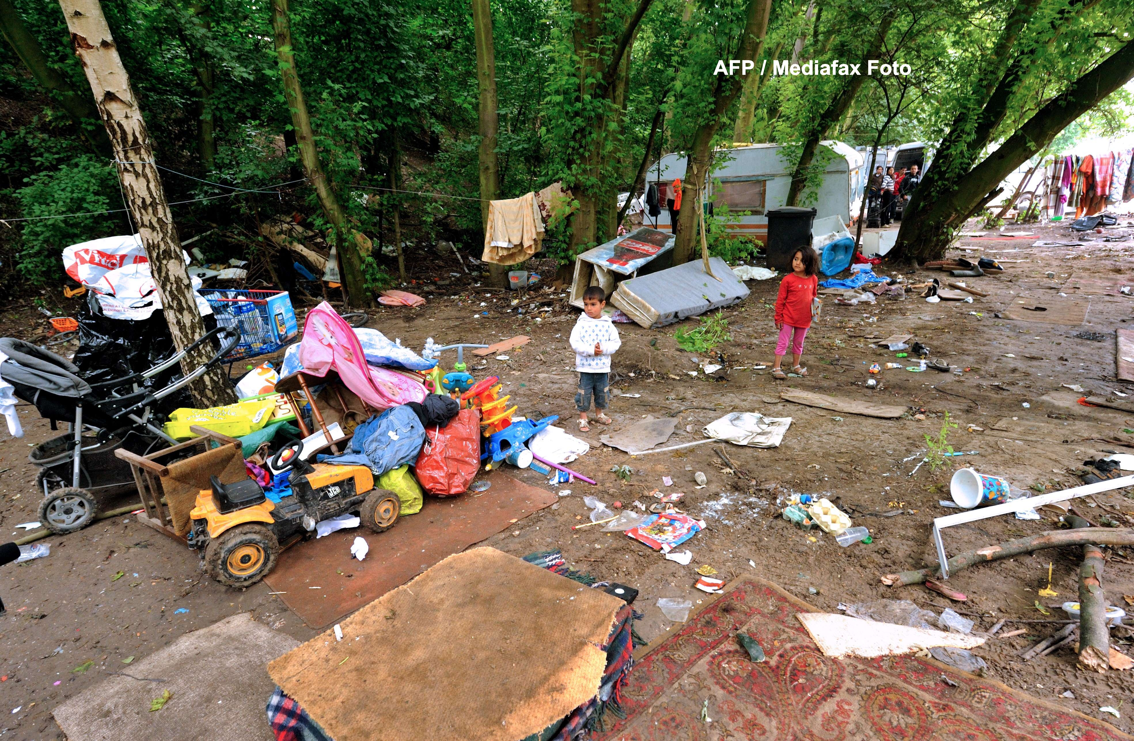 Tiganii romani, vizitati de ministrii francezi: "Sa ne dea de lucru, ca daca nu, mergem in Franta"