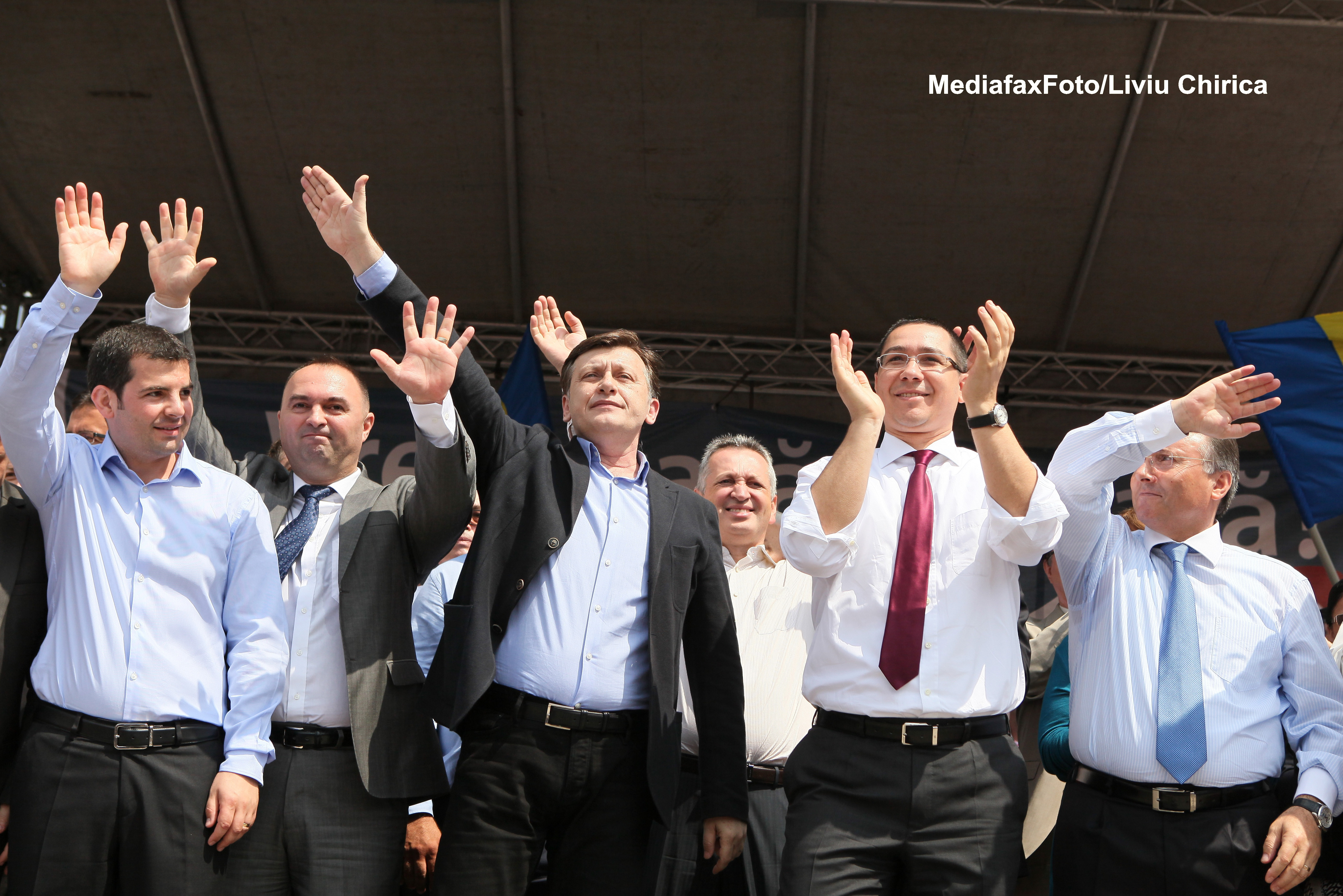 PSD si PNL isi impart in week-end colegiile pentru parlamentare la un resort de lux din Delta