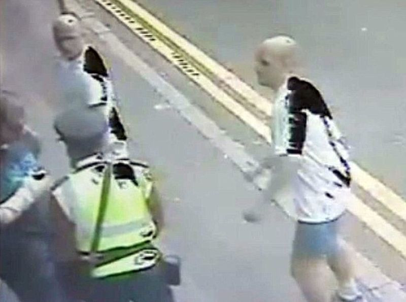 VIDEO. Momentul in care un politist este lovit cu piciorul in fata. "Agresorul pare est-european"