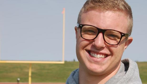 Gestul facut in tribune in timpul meciului i-a adus eliminarea din echipa de fotbal. VIDEO