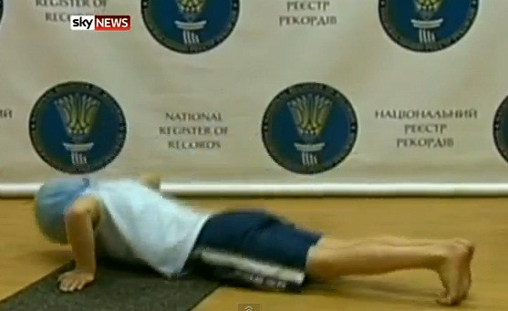 Copilul care a uimit lumea sportiva. 4.000 de flotari in 2 ore: "Poate umili orice barbat". VIDEO