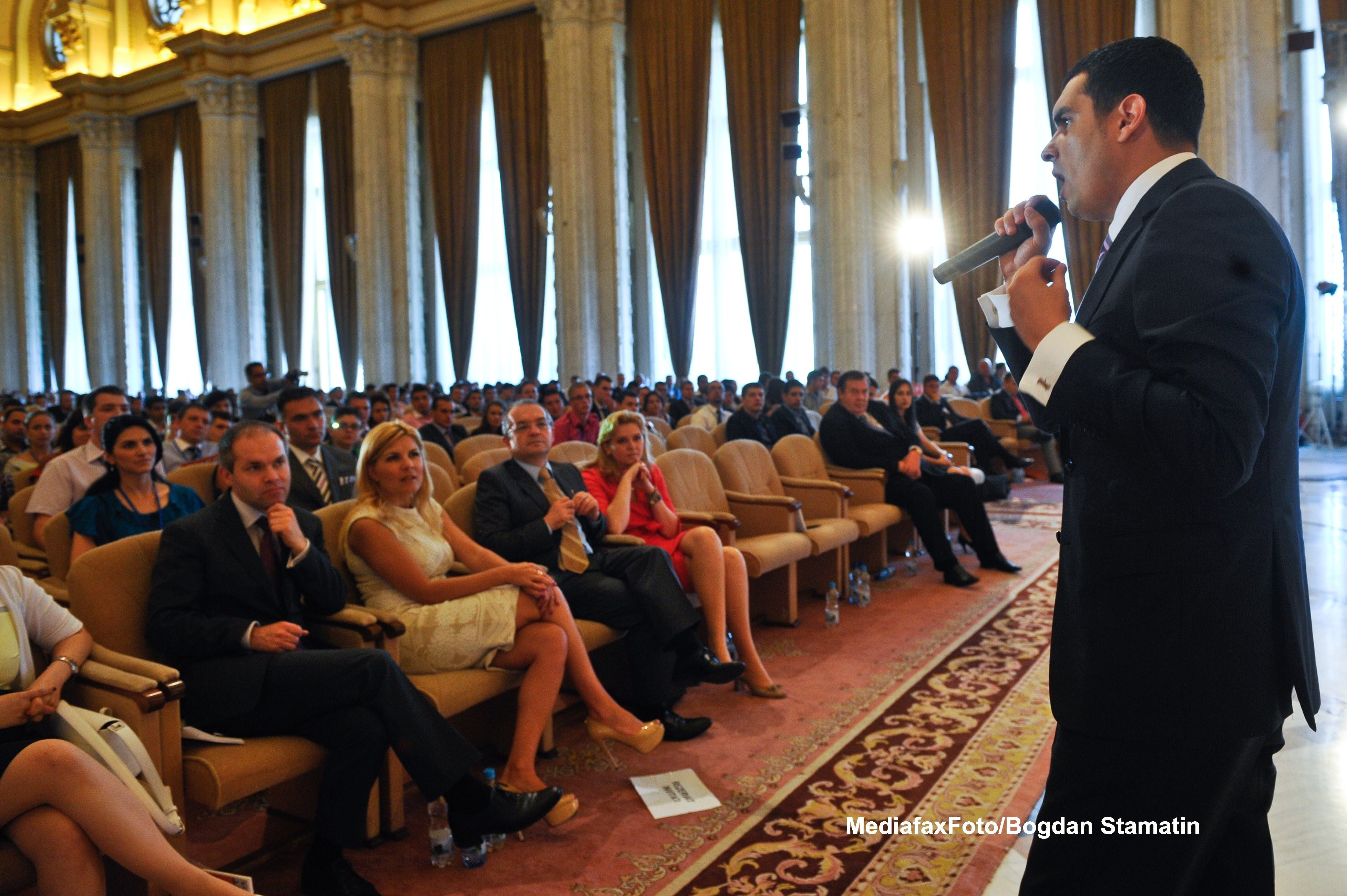 Sloganul scolii de vara a tinerilor democrat-liberali: "Inainte prin dreapta"